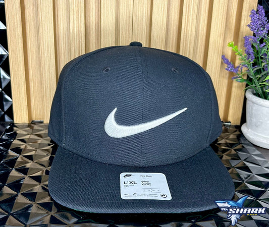 Gorra Nike Snapback Negra – Swoosh Bordado